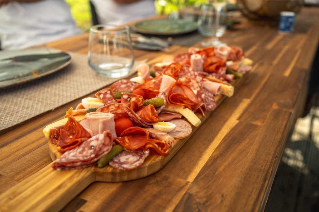 Planche dégustation du terroir de charcuterie et de fromage lors d'un repas de séminaire d'entreprise, anniversaire d'entreprise