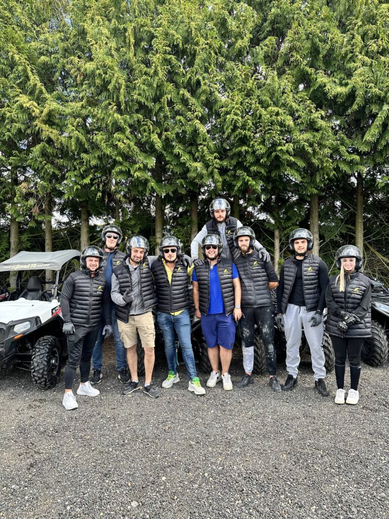 Groupe de collaborateurs d'une entreprise en randonnée en quad et buggy à l'occasion d'un séminaire d'entreprise - team building