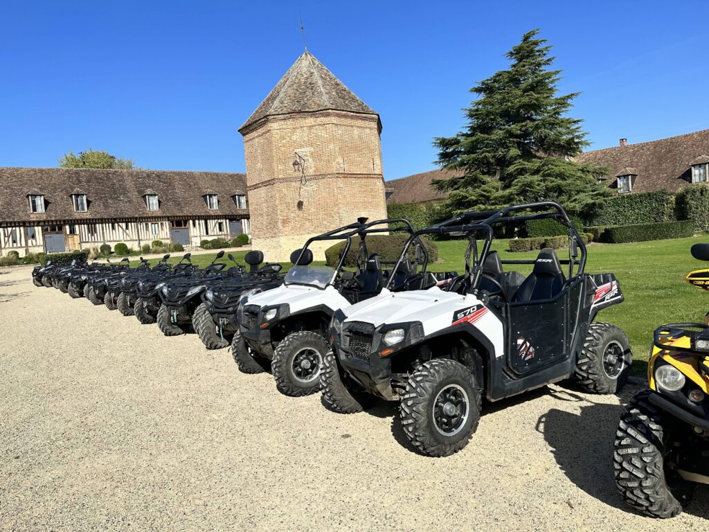 photo de team building séminaire d'entreprise au cours de l'organisation d'une randonnée en quad et buggy sur les lieux du Domaine de Rebetz