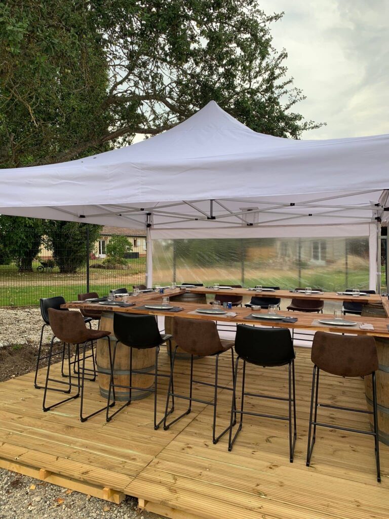 Chapiteau sur une terrasse, lieu de réunion pour entreprise. Chapiteau pour lieu de repas séminaire d'entreprise, repas team building